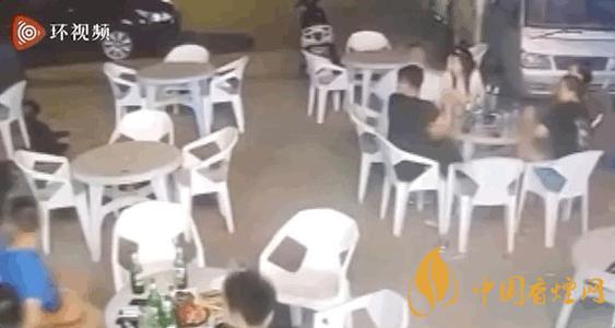 警方通報(bào)小車(chē)沖過(guò)夜市撞飛數(shù)人 這一幕太驚險(xiǎn)了！