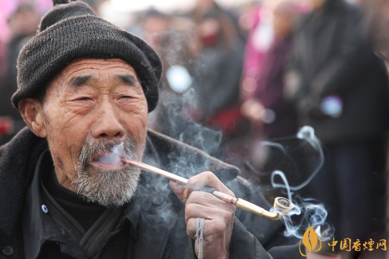 旱煙和煙卷哪個危害大，旱煙袋很有講究