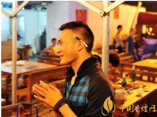 香煙夾耳朵上是怎么來的，耳夾煙是男人的專利