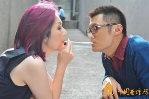 香煙夾耳朵上是怎么來的，耳夾煙是男人的專利